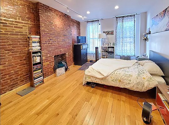 2nd image of 550 Bainbridge St #3RB