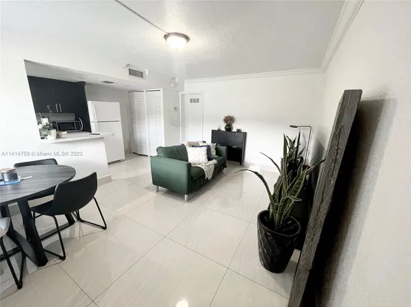 3901 SW 112th Ave APT 4, Miami, FL 33165