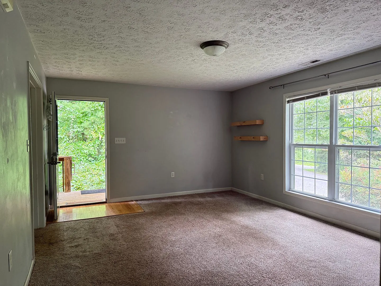 2-Bedroom Duplex Minutes from Downtown Black Mountain — Photo 3