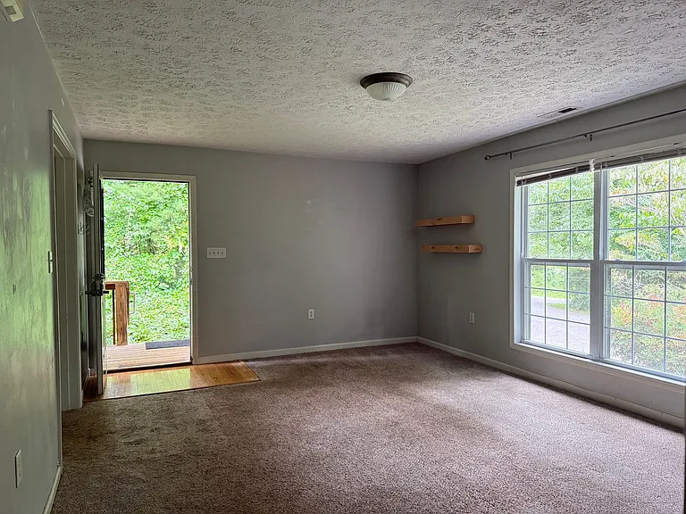 4 Greenbriar Rd #B — Photo 3