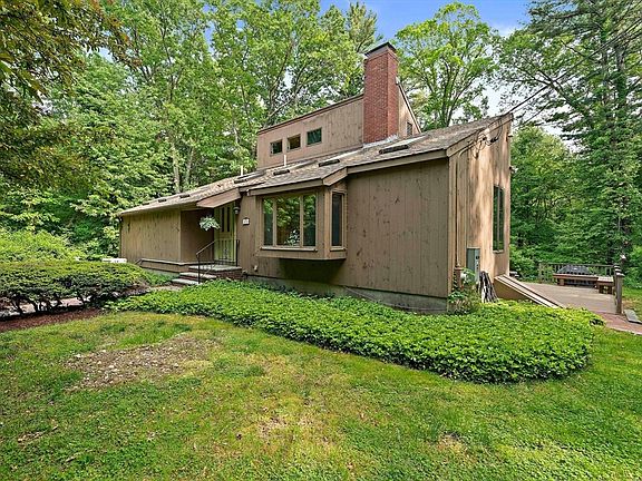 3rd image of 575 First Parish Rd