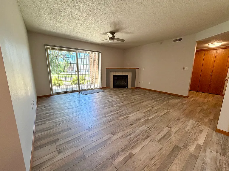 600 Colton Cir NE — Photo 2