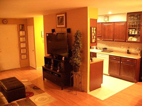 3rd image of 2 Elmwood Park Dr APT 124