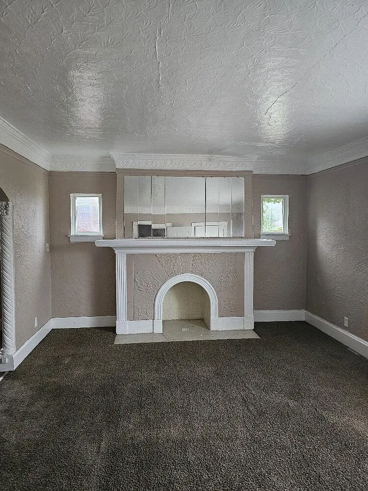 3 bed, 1.0 bath, 2433 sqft, $1,250 — Photo 3