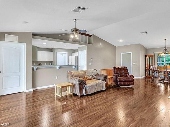 4th image of 320 NE 19th Ter