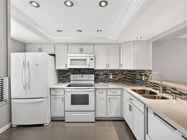 7430 Lake Breeze Dr #313 — Photo 9