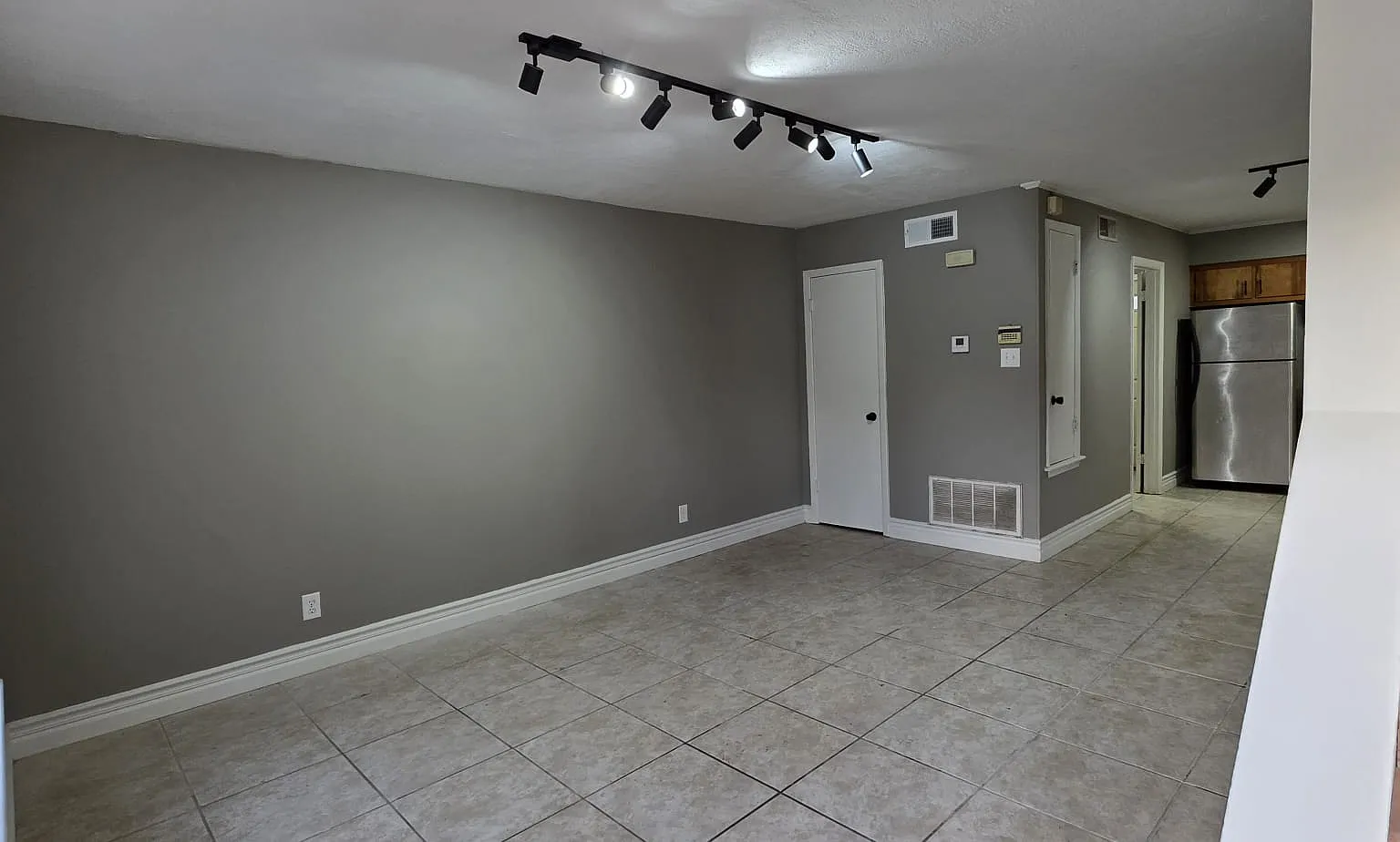 2 bed, 1.5 bath, 906 sqft, $1,200 — Photo 2