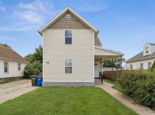 702 9th St SW, Cedar Rapids, IA 52404