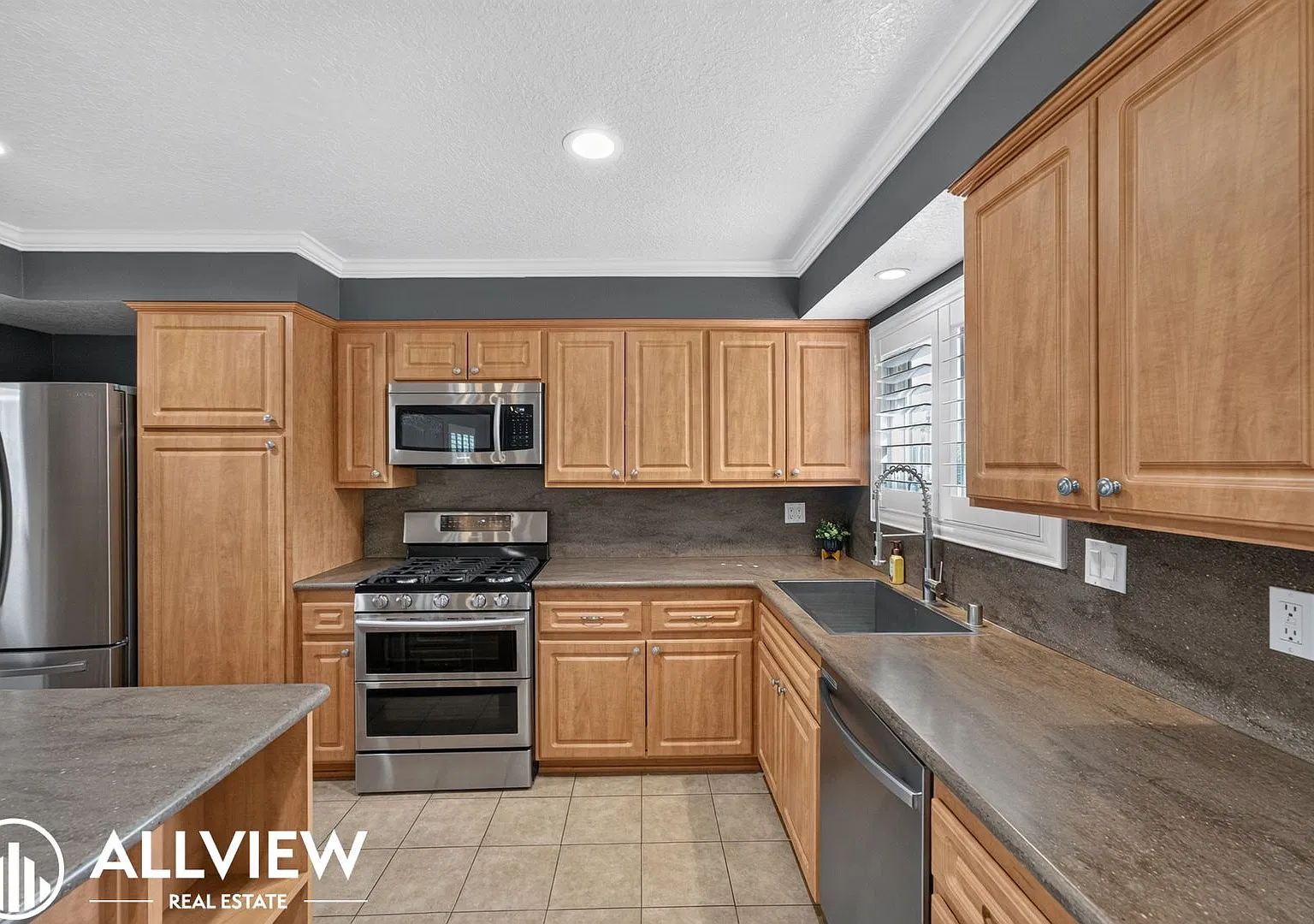 Stunning 3-Bedroom Single-Family Home in Orange with Spacious Yard & Attached Garage! — Photo 2