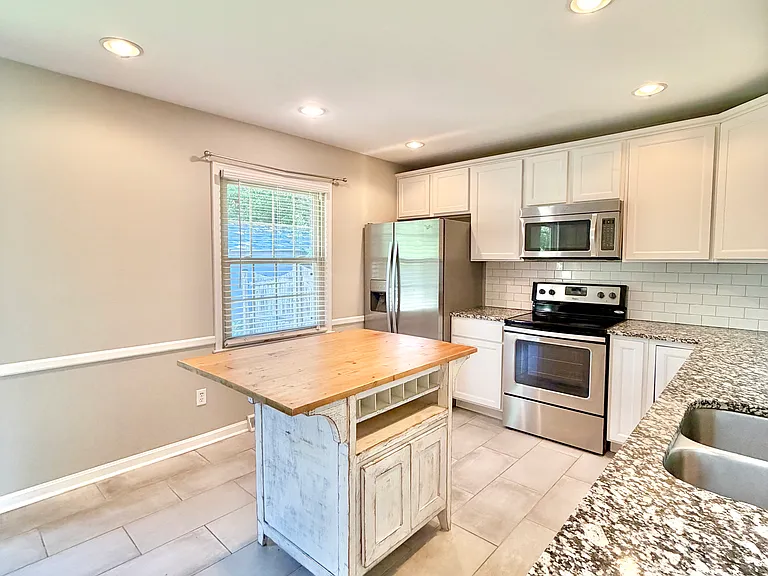3339 Sutherland Dr — Photo 2