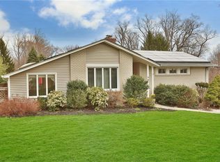 38 Greenwood Ln, Valhalla, NY 10595