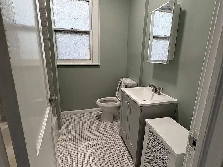 556 S Clinton St #1 — Photo 3