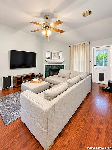 3 bed, 2.0 bath, 1372 sqft, $2,100 — Photo 4