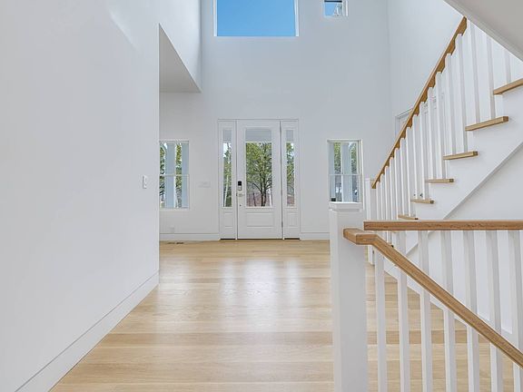 4th image of 8 Red Creek Cir