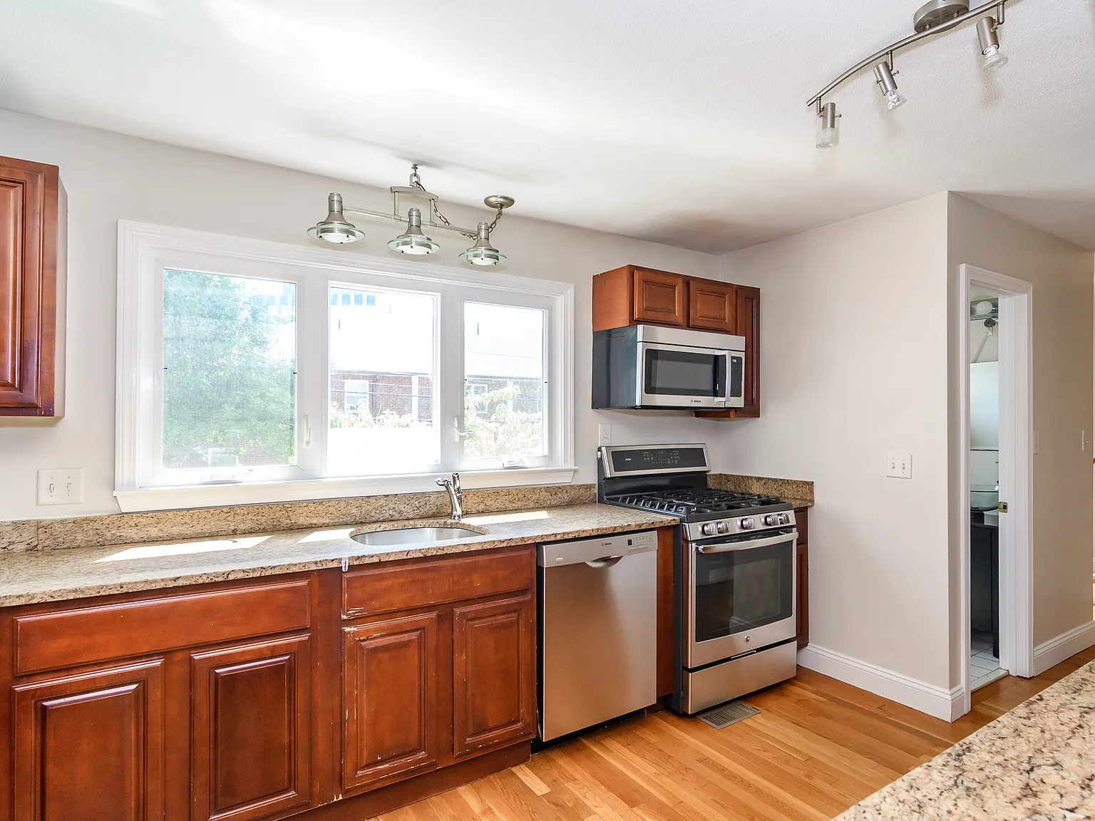 3 bed, 2.5 bath, 1458 sqft, $5,900 — Photo 3