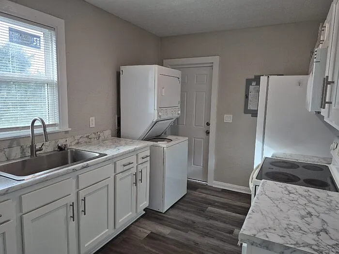 2 bed, 1.5 bath, 1071 sqft, $995 — Photo 2