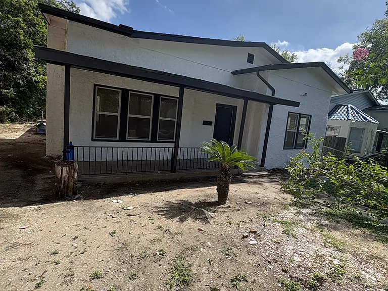 1430 Hicks Ave — Photo 2