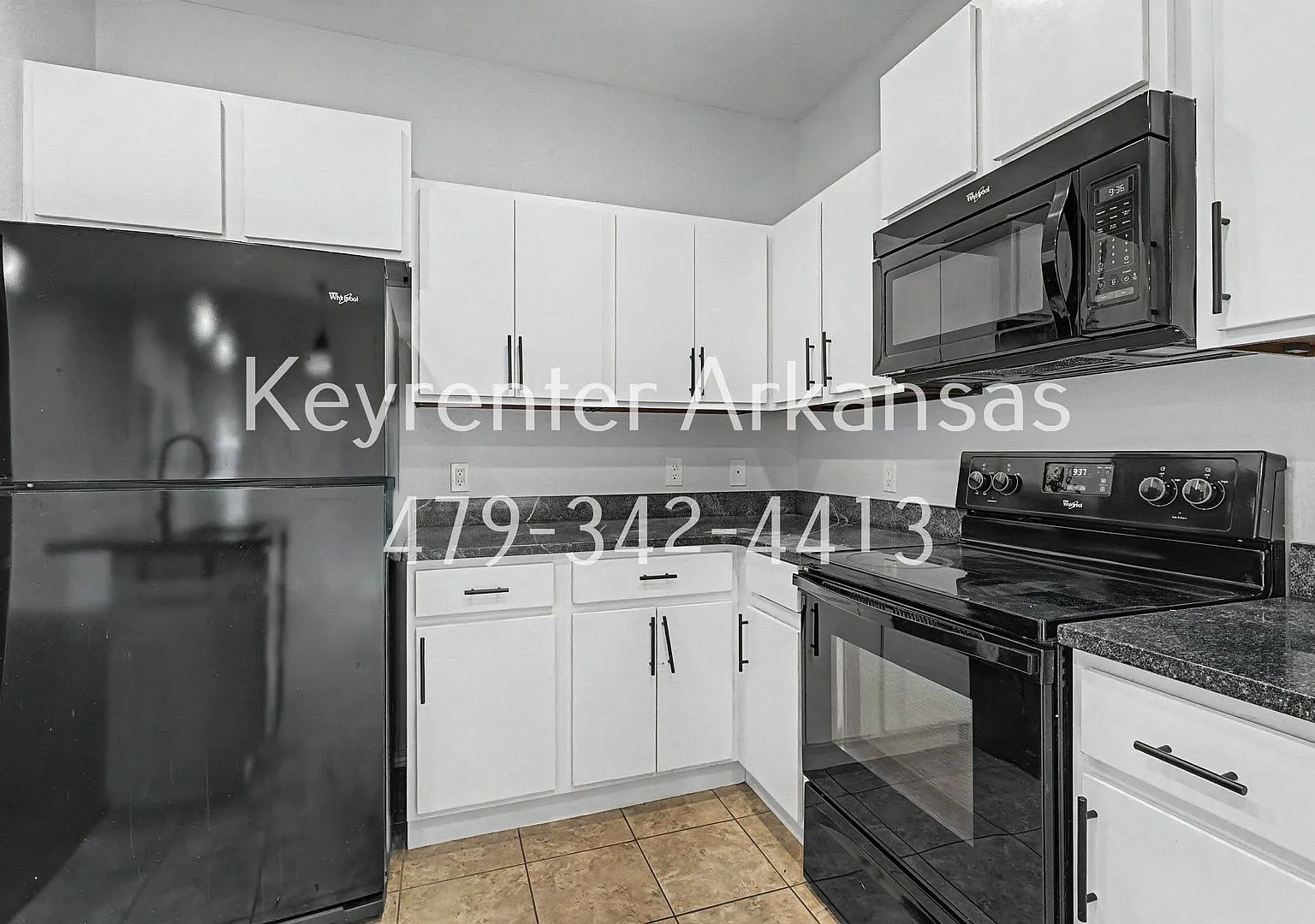 Beautiful 3 Bedroom Home with Hardwood, Tile & Spacious Kitchen — Photo 4