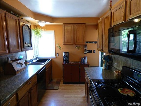 4th image of 321 Pioneer Dr