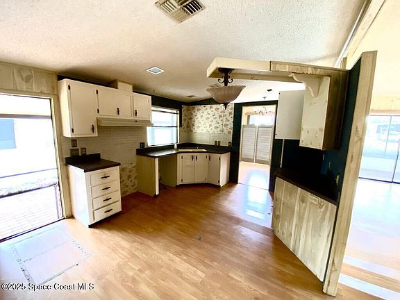 5th image of 5009 Santa Christina Ave