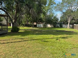 704-706 Walnut St, Yoakum, TX 77995