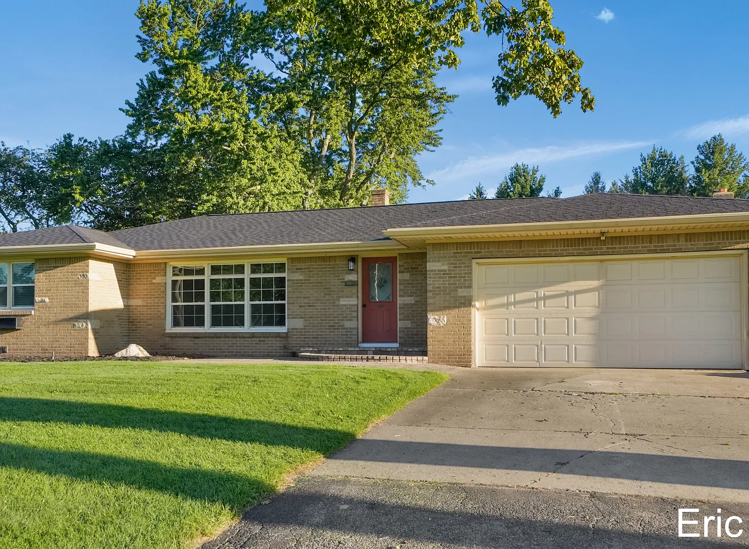 3 bed, 1.5 bath, 2400 sqft, $3,350 — Photo 1