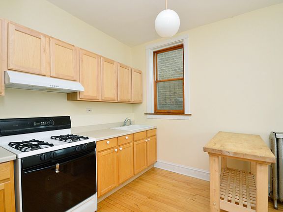 4th image of 1311 W Cornelia Ave #2