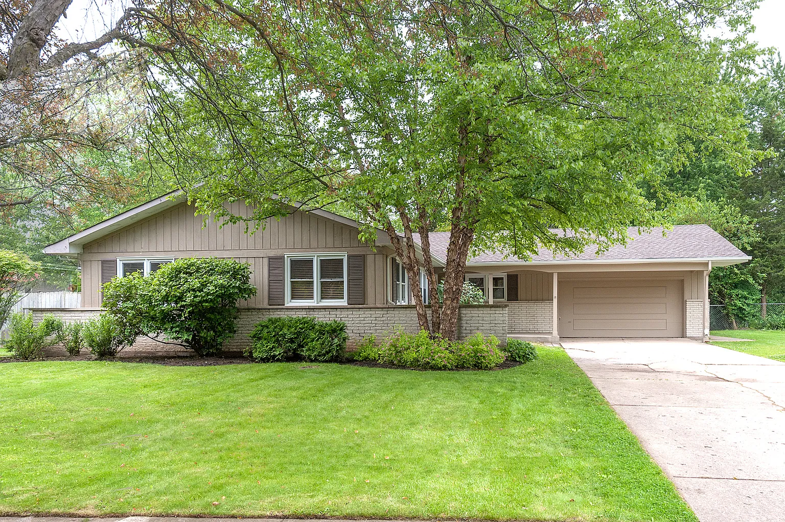 1262 Adirondack Dr photo 1