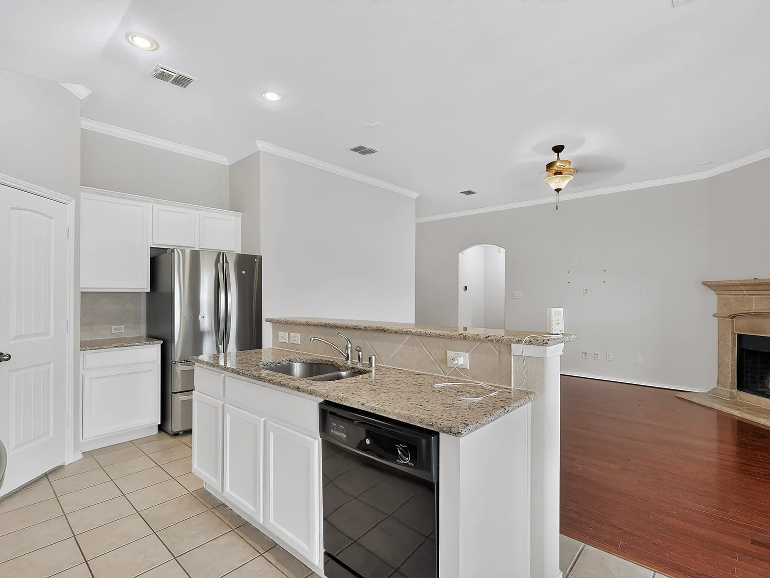 4 bed, 1817 sqft, $2,400 — Photo 4
