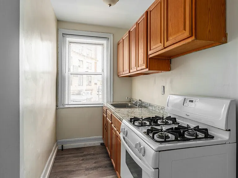 Stonehurst Apartments — Photo 17