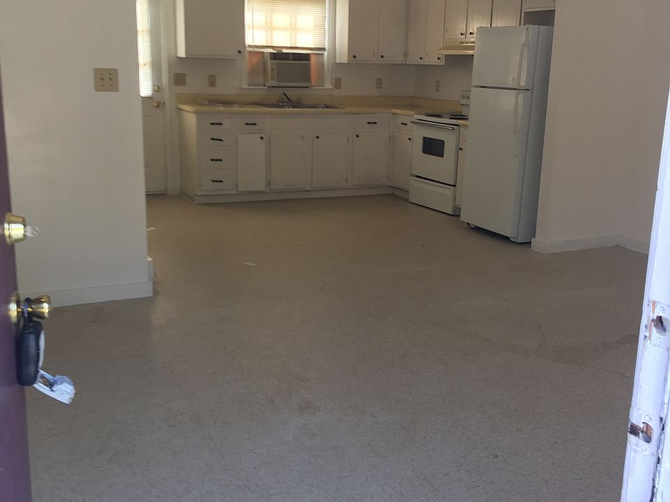 2nd image of 2527 Riverside Ln