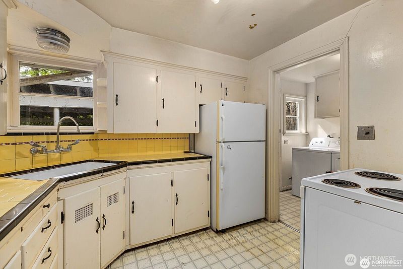 3rd image of 9525 7th Avenue NW