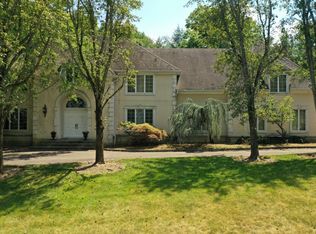 10 Sunflower Dr, Upper Saddle River, NJ 07458