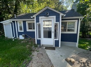 11291 E Shore Dr, Whitmore Lake, MI 48189