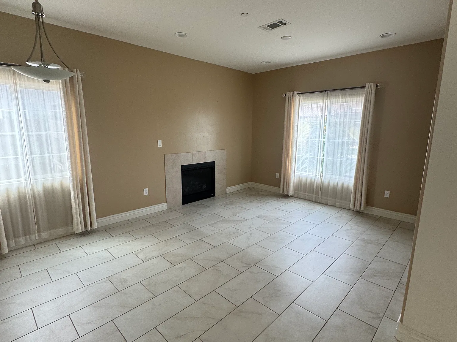 4 bed, 2464 sqft, $4,500 — Photo 4