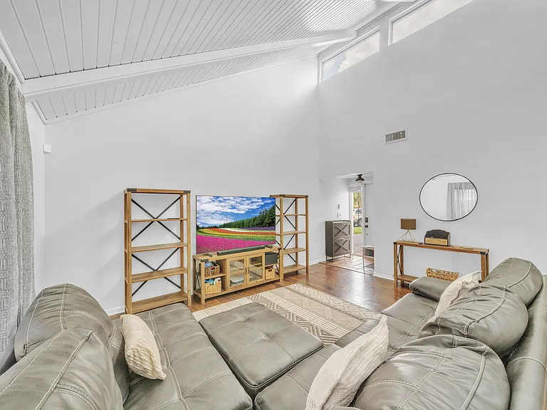 235 NW 15th St — Photo 14