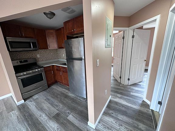 4th image of 2419 Deerfield Rd #1