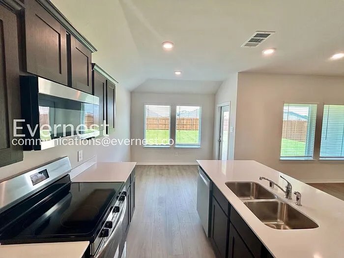 3 bed, 2.0 bath, 1294 sqft, $1,700 — Photo 4