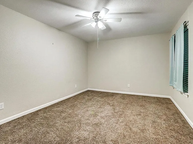 1011 Ennis Joslin 234 — Photo 35