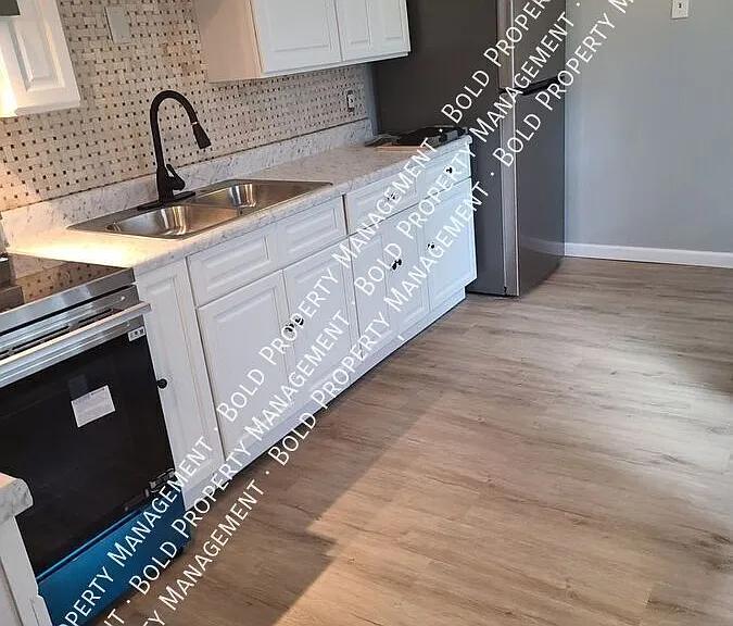 231 W Greenwich St #1 — Photo 2