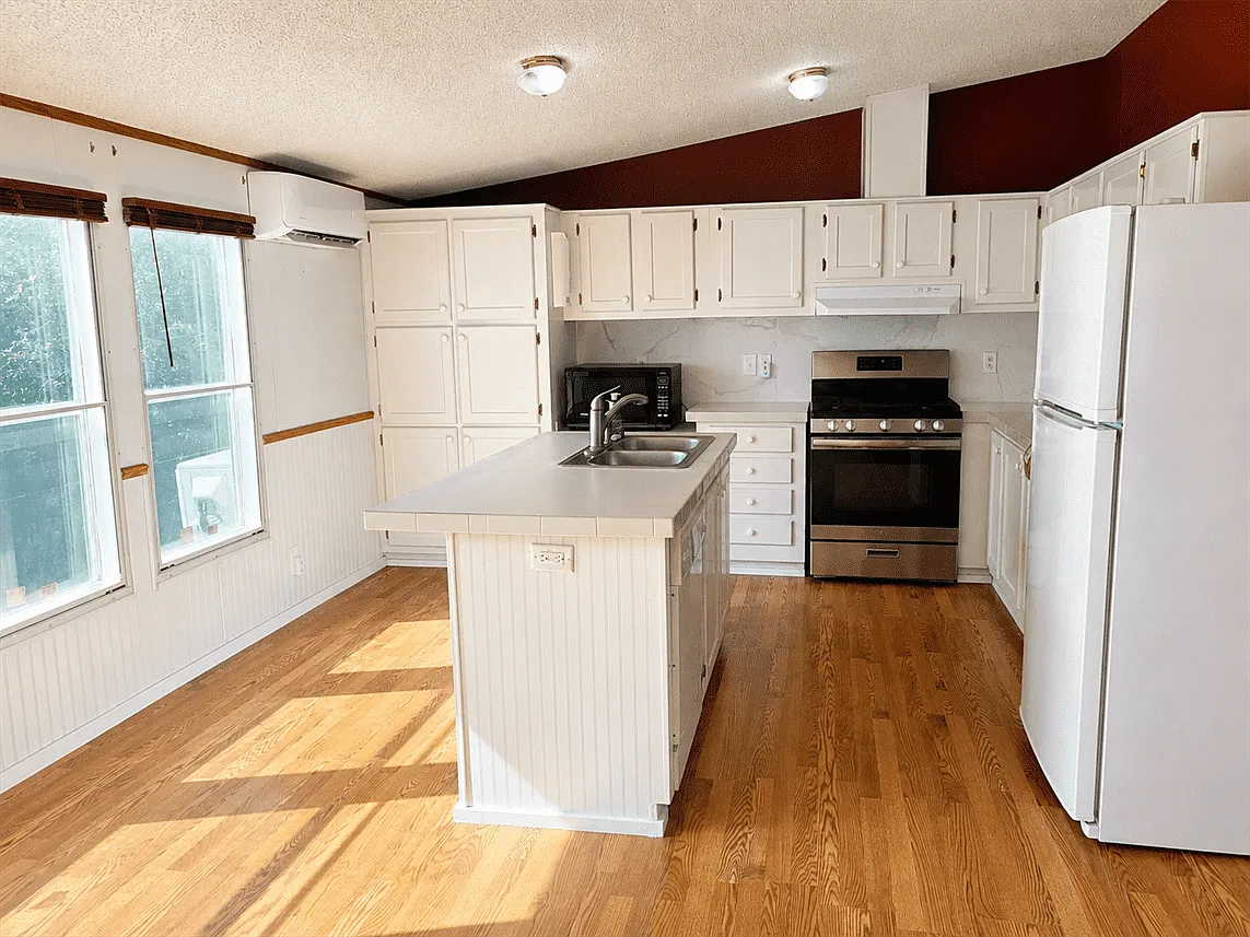 4 bed, 2600 sqft, $1,995 — Photo 2