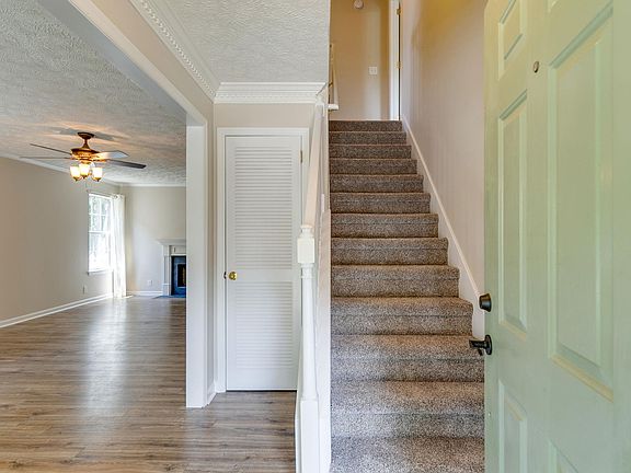 4th image of 459 Essex Park Cir
