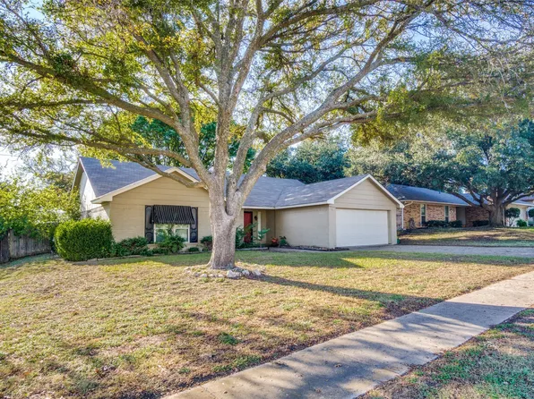 313 Pebblestone Dr, Benbrook, TX 76126