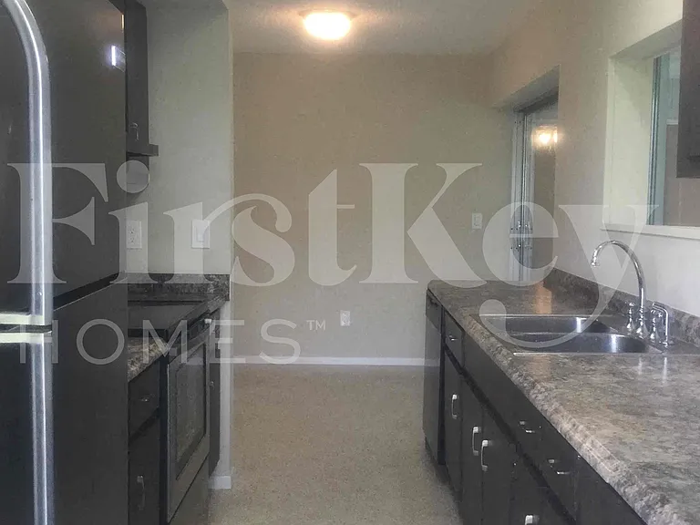 687 SW Heather St — Photo 17