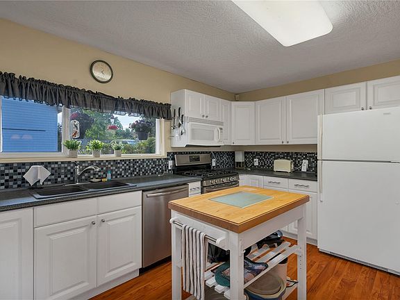 4th image of 558 Alder St