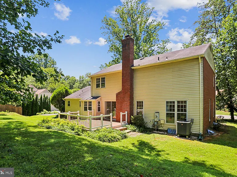 903 Ridge Dr — Photo 3