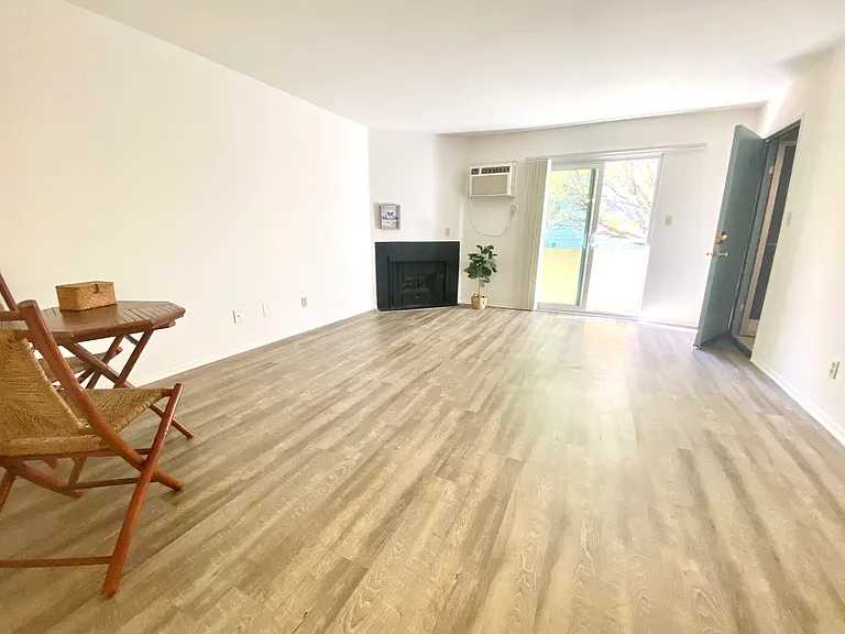 2400 Walnut Ave #7 — Photo 4