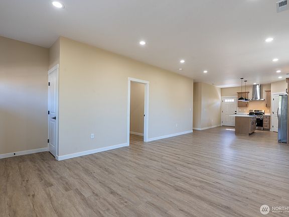 3rd image of 39 Birch Street SW