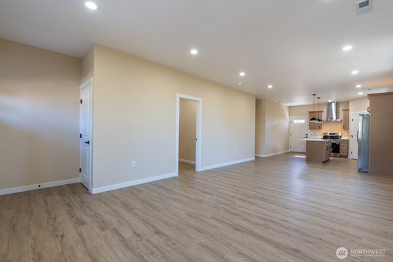 3rd image of 39 Birch Street SW