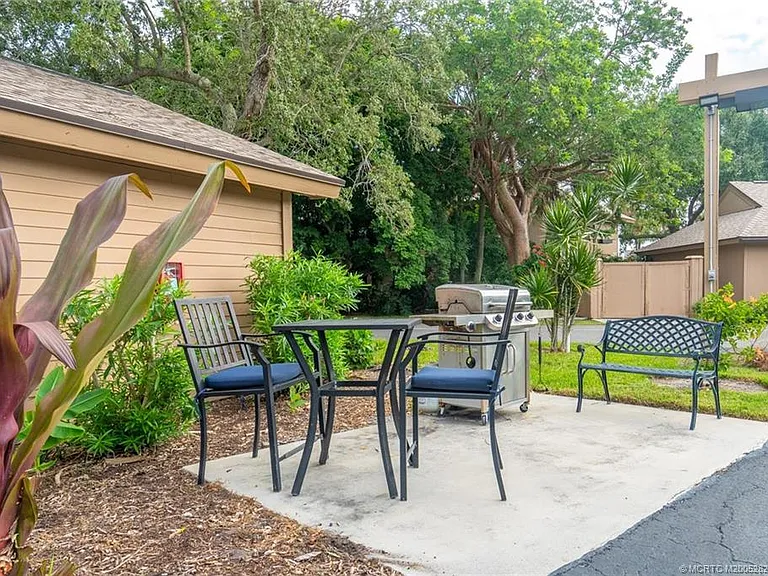 233 NE Edgewater Dr #201 — Photo 9